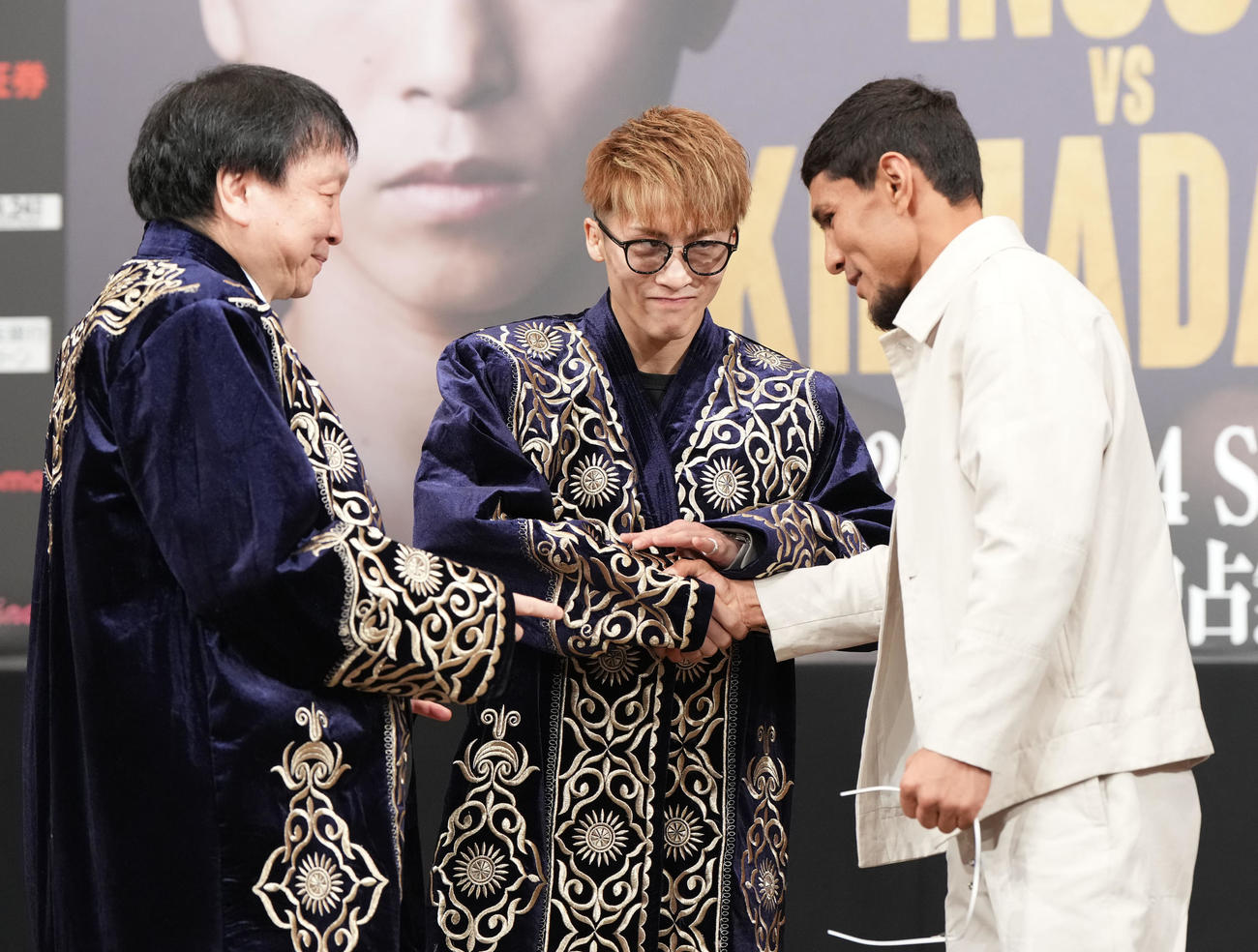 会見後、井上（中央）はアフマダリエフ（右）と握手を交わす。左は大橋会長（撮影・森本幸一）