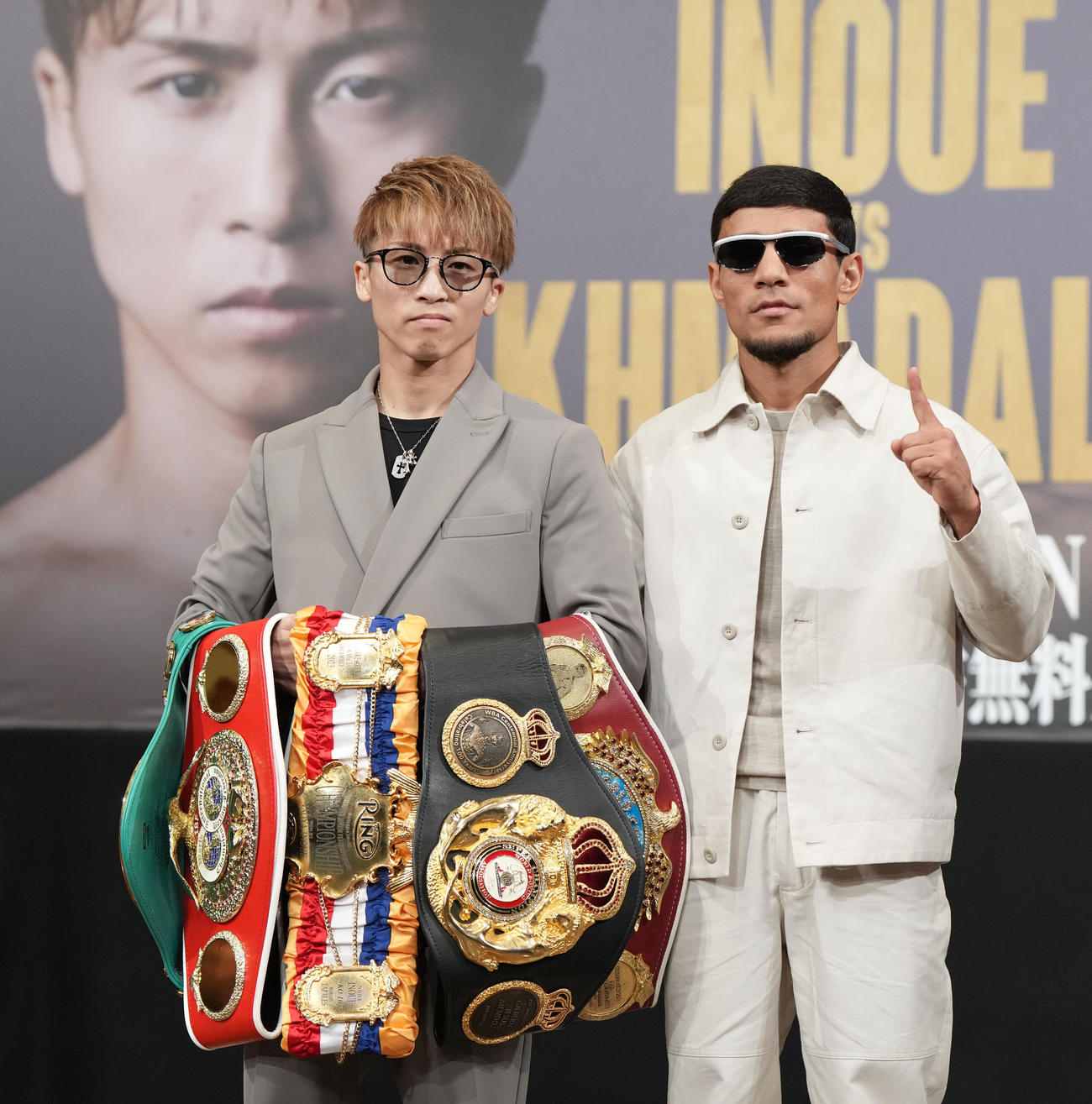 会見後、フォトセッションに応じる井上（左）とアフマダリエフ（撮影・森本幸一）