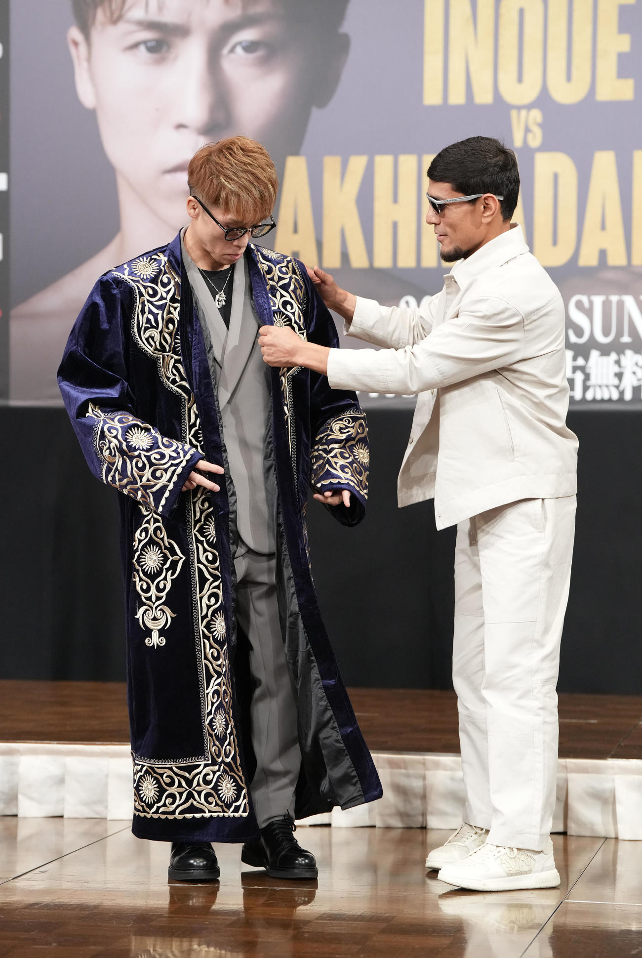 会見後、アフマダリエフ（右）は民族衣装のチャパンを井上へプレゼントする（撮影・森本幸一）