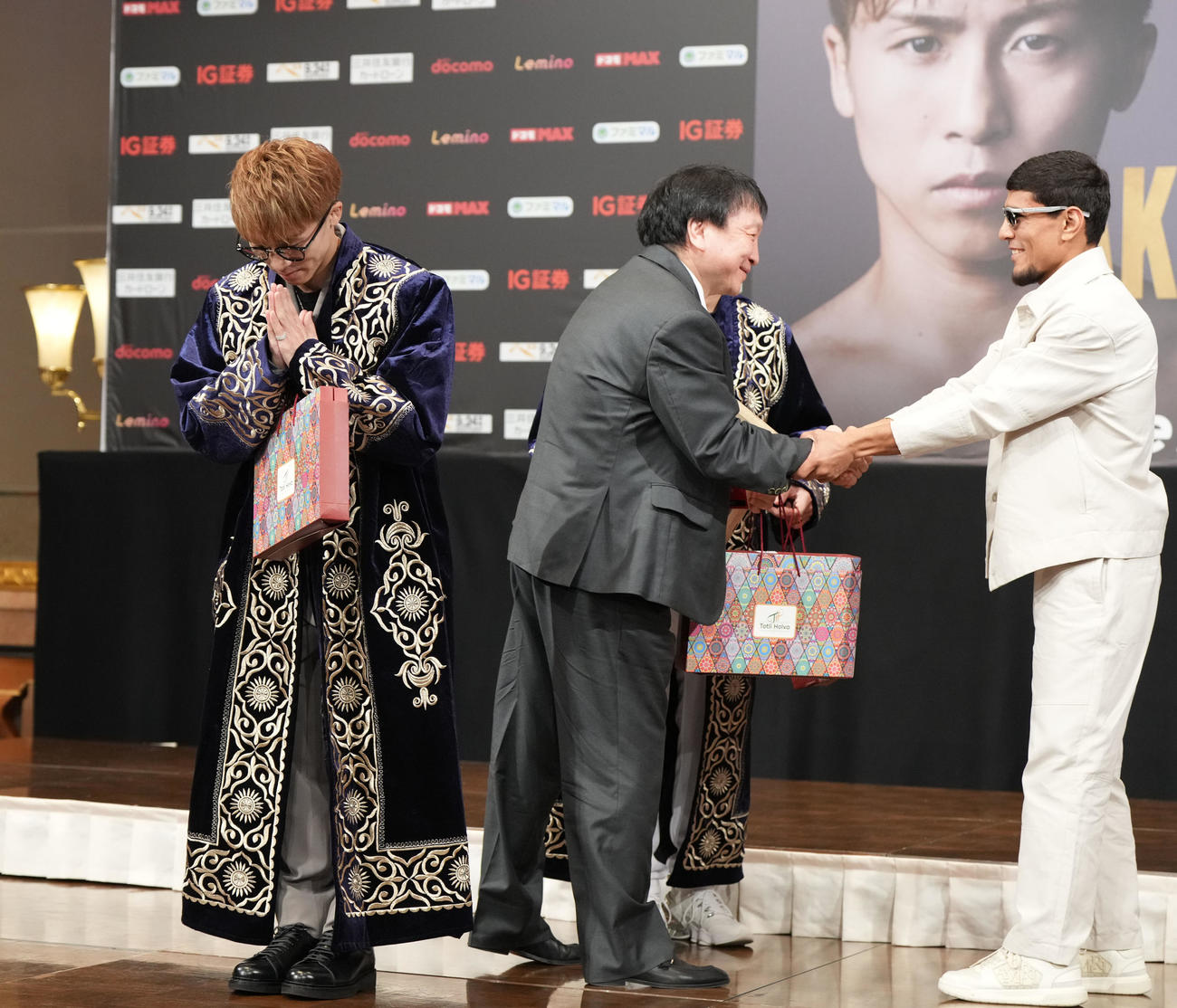 会見後、井上（左）はアフマダリエフからのプレゼントに感謝する（撮影・森本幸一）