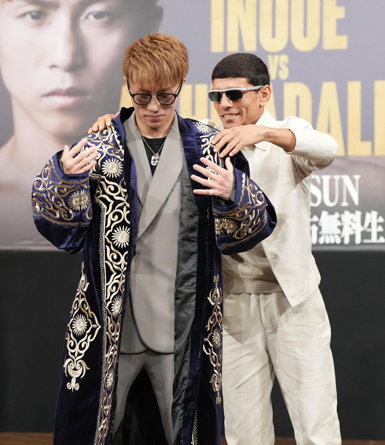 会見後、アフマダリエフ（右）は民族衣装のチャパンを井上へプレゼントする（撮影・森本幸一）