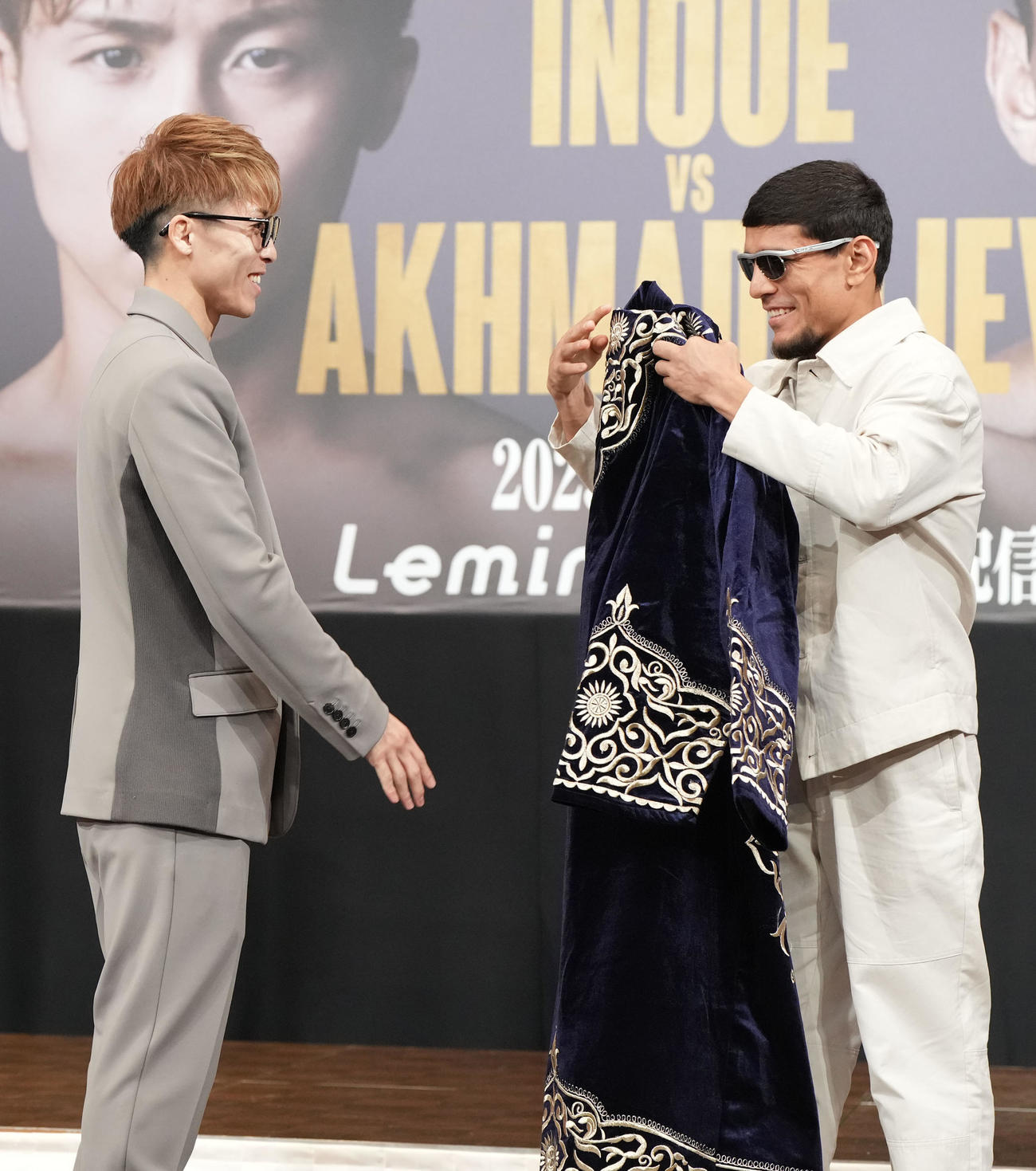 会見後、アフマダリエフ（右）は民族衣装のチャパンを井上へプレゼントする（撮影・森本幸一）