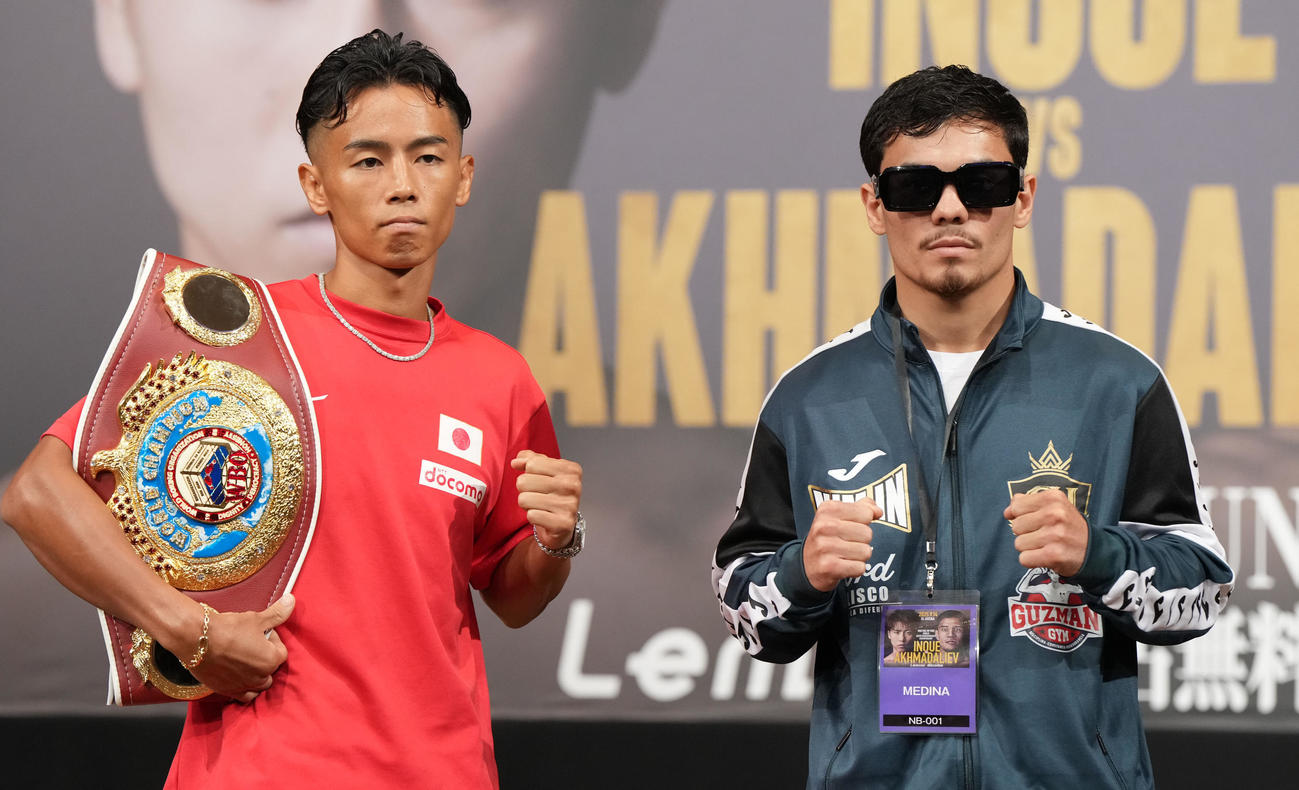 会見後、ポーズを決める武居（左）とメディナ（撮影・森本幸一）