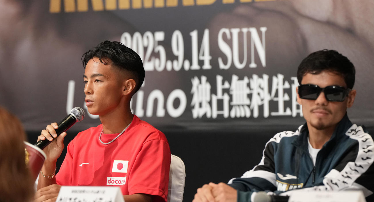 タイトルマッチに向け会見する武居（左）、メディナ（撮影・森本幸一）
