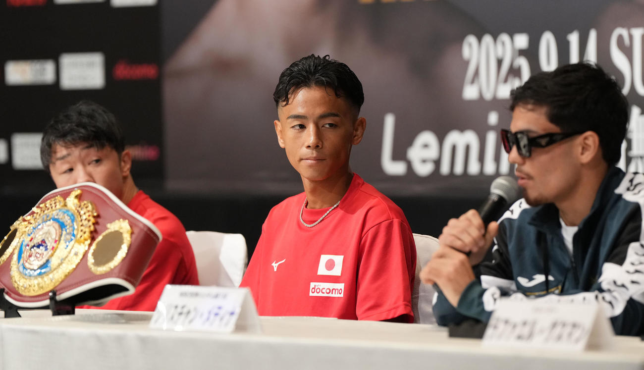 タイトルマッチに向け会見する武居（中央）、メディナ（右）（撮影・森本幸一）