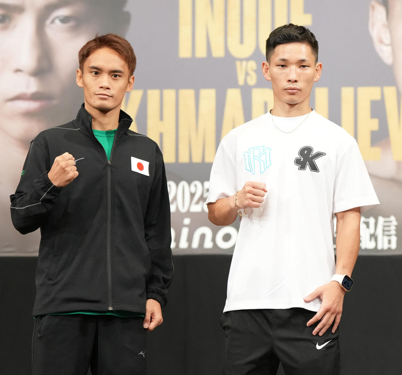 会見後、フォトセッションでポーズを決める高田（左）と松本（撮影・森本幸一）
