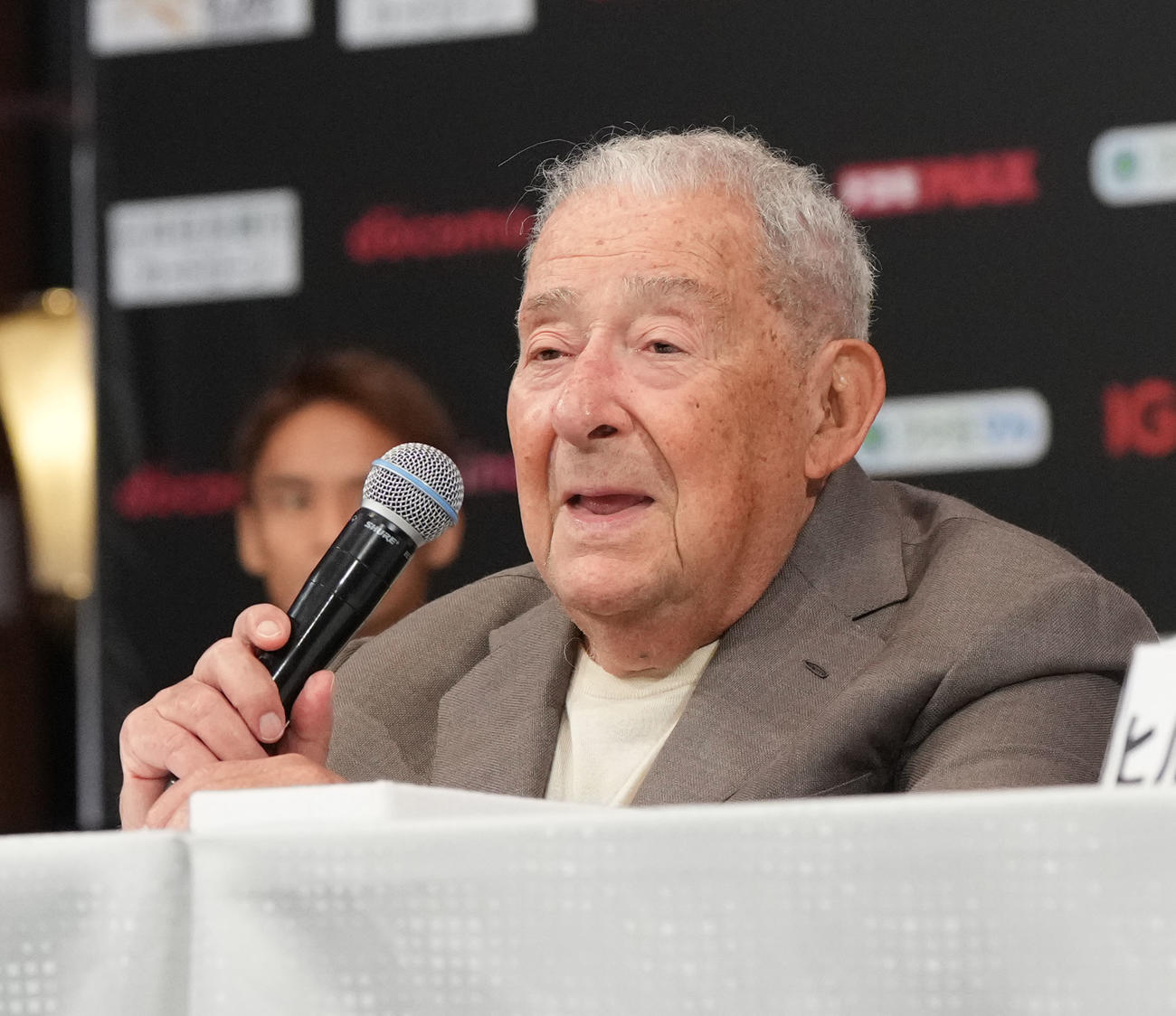 会見するトップランク社CEOのボブ・アラム氏（撮影・森本幸一）