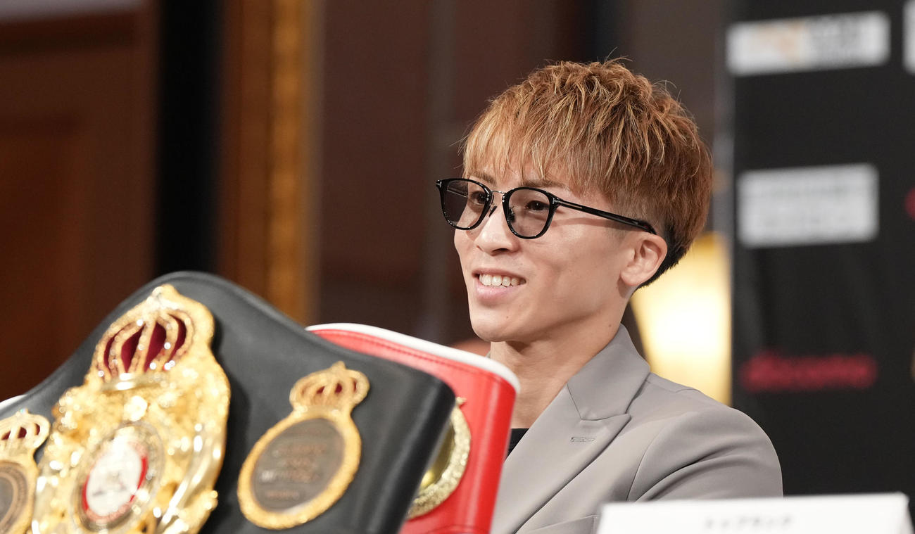 タイトルマッチに向け会見する井上（撮影・森本幸一）
