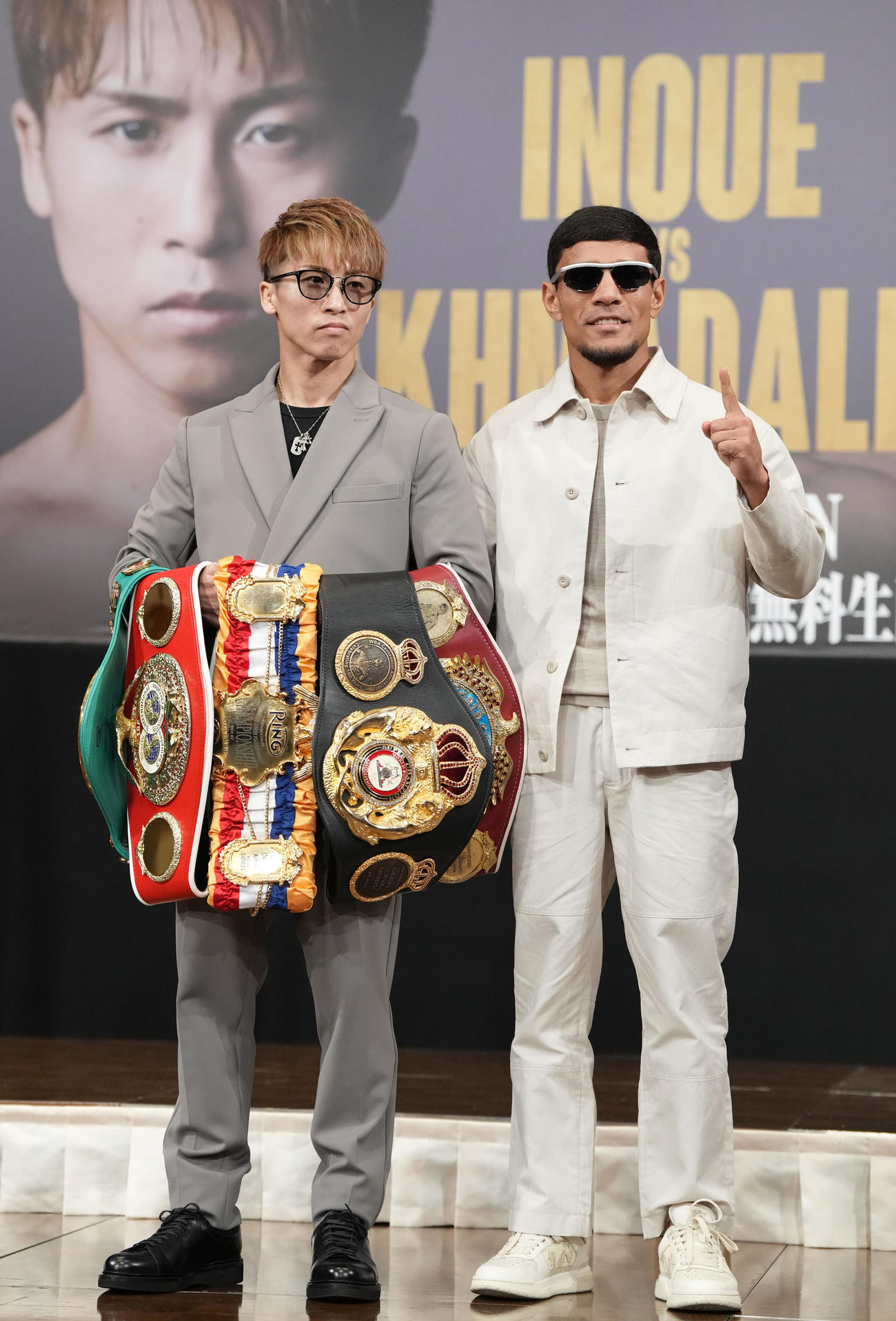 会見後、フォトセッションに応じる井上（左）とアフマダリエフ（撮影・森本幸一）