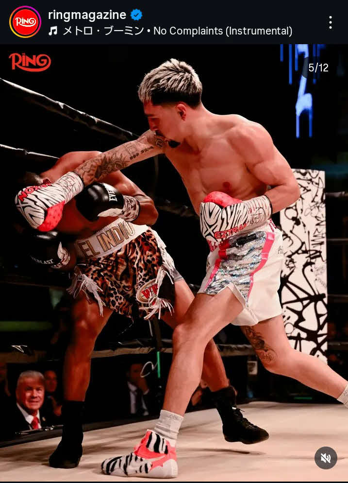 ファン・カルロス・カマチョ（左）に連打を浴びせるWBO世界フライ級王者アンソニー・オラスクアガ（ザ・リング公式インスタグラムから）