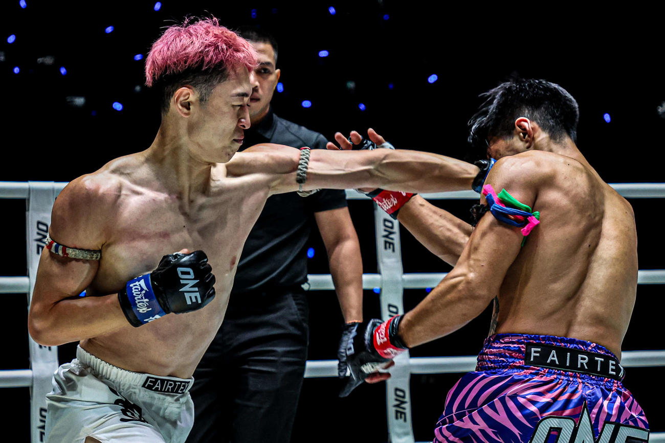 強烈な左ストレートをたたきこむ古村光（C）ONE Championship