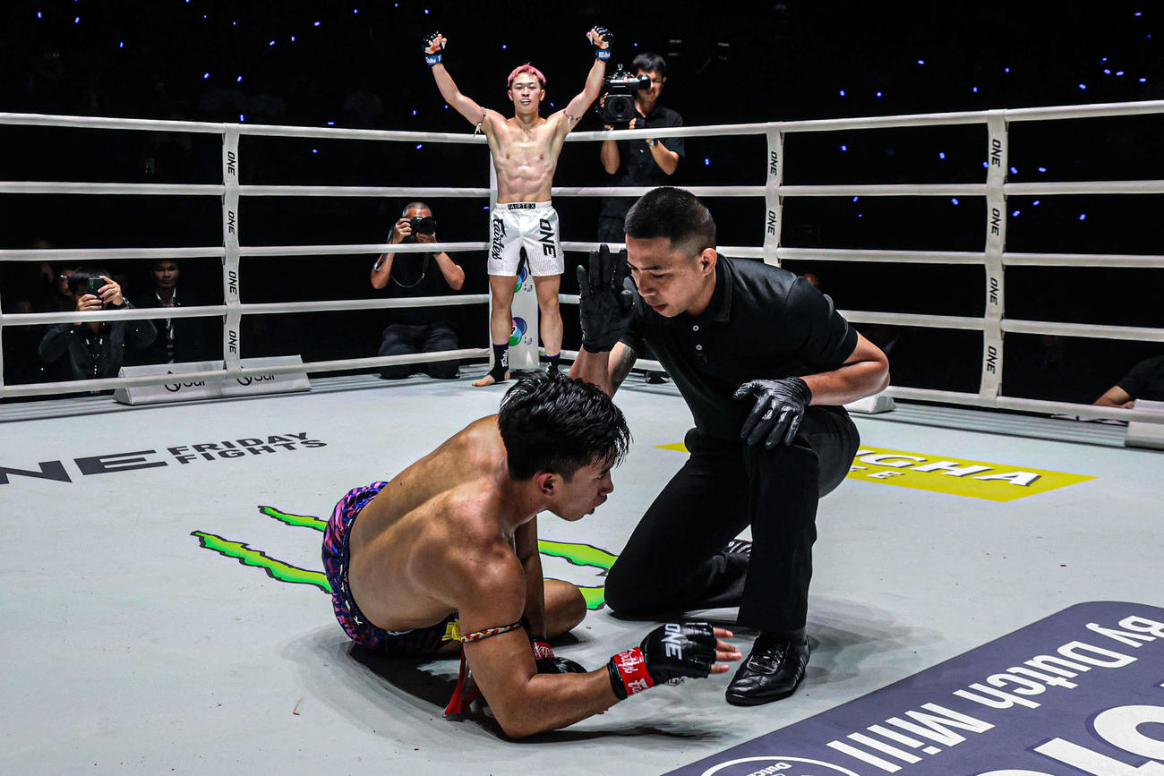KO勝ちした古村光（奥）（C）ONE Championship