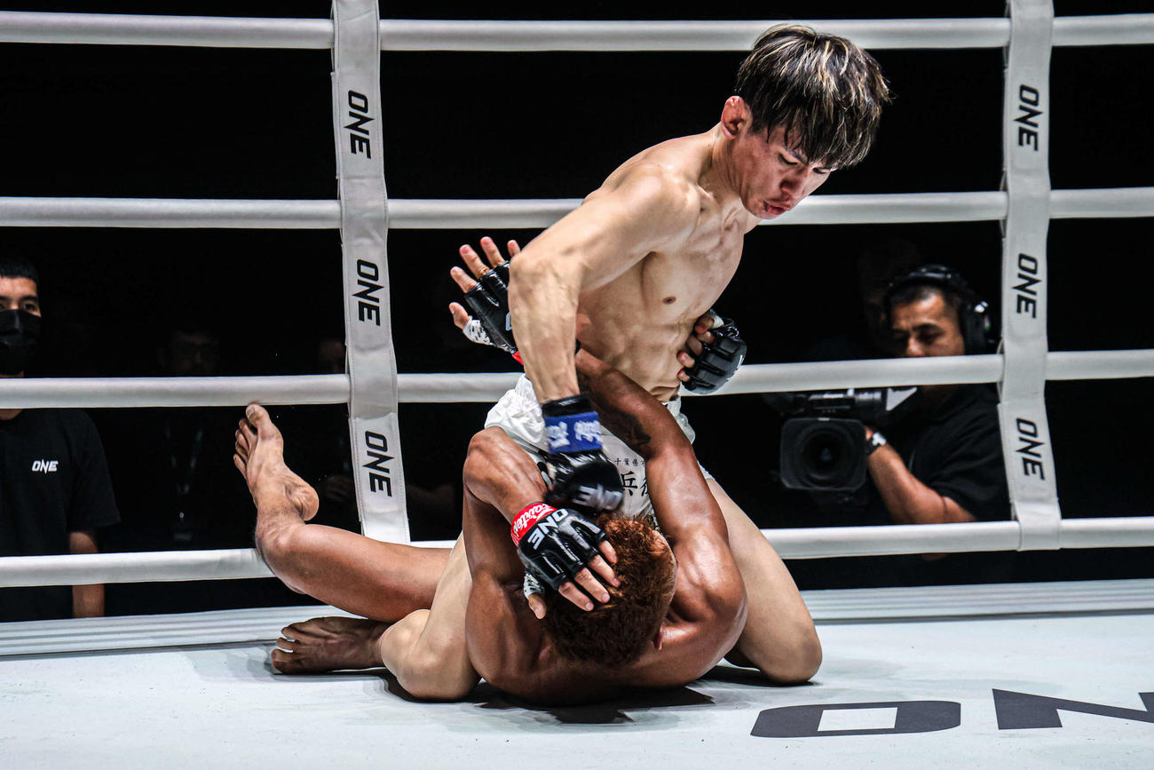 パウンドを落とす黒澤亮平（C）ONE Championship
