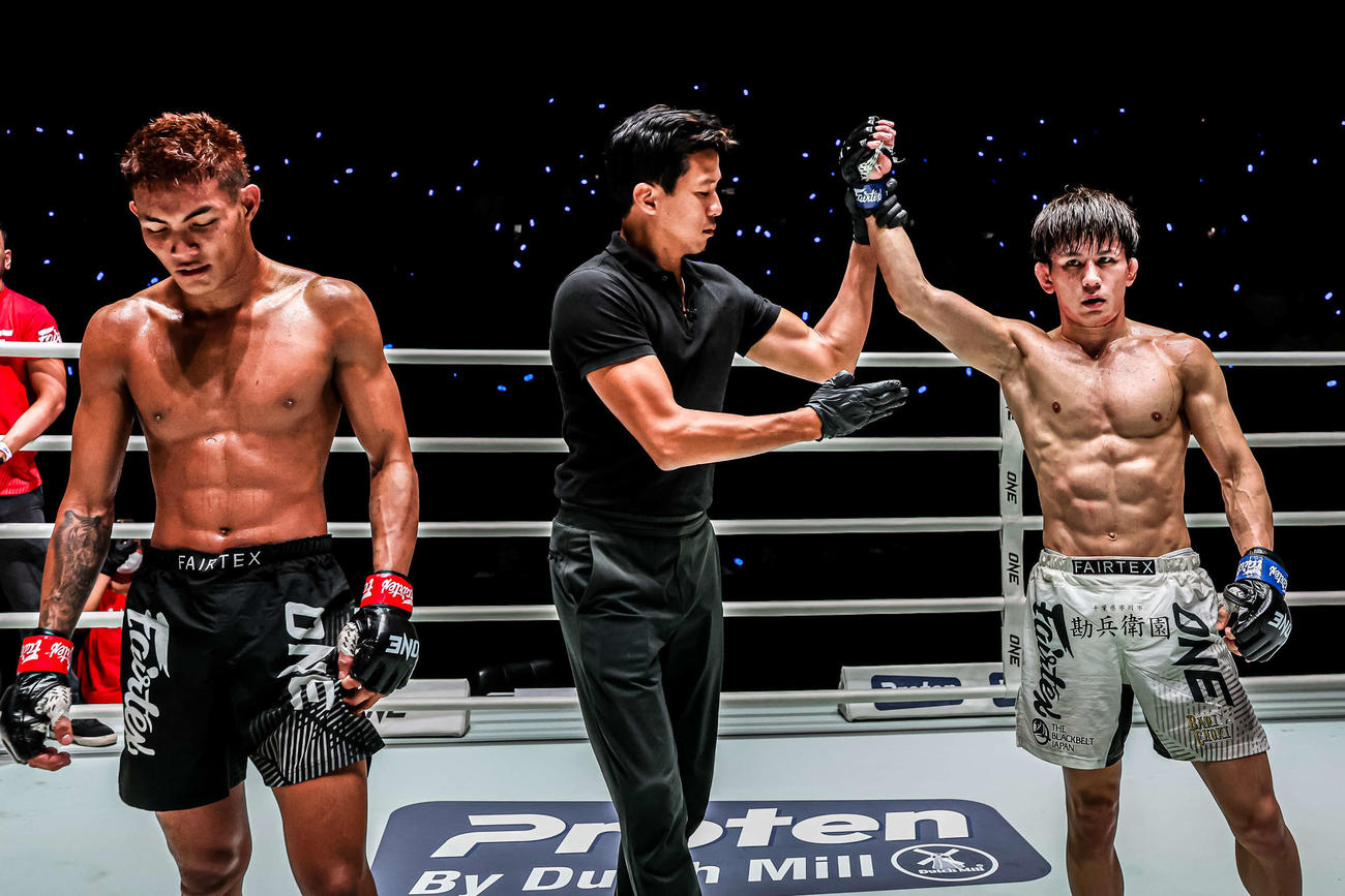 判定勝ちした黒澤亮平（右）（C）ONE Championship
