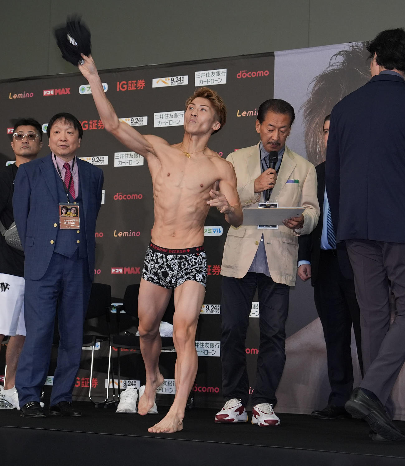 井上（中央）は計量前に着ていたTシャツを観客席に向かって投げる（撮影・森本幸一）