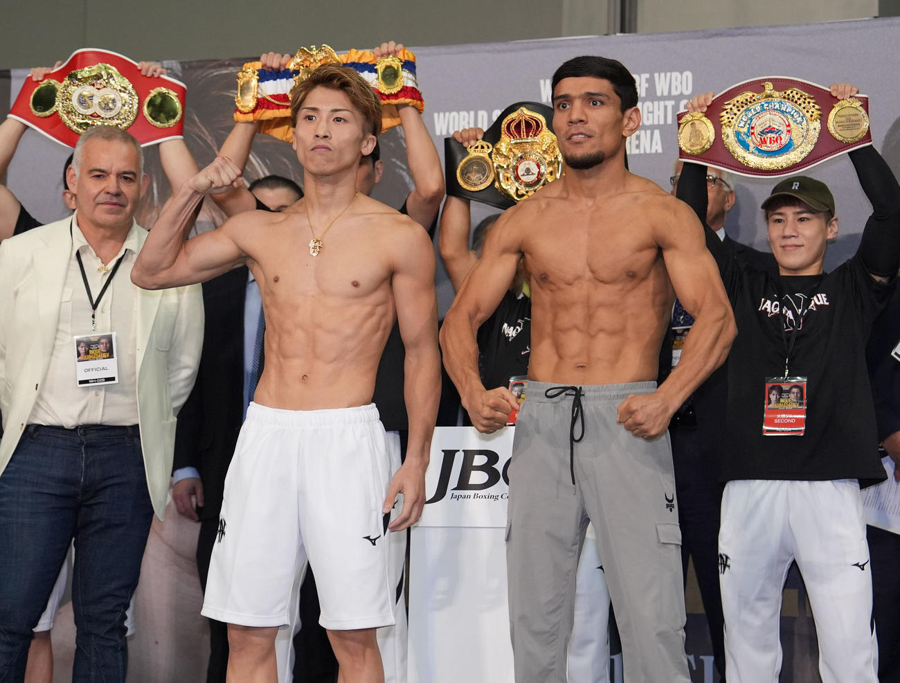 計量をクリアしポーズを決める井上（前列・左）とアフマダリエフ（撮影・森本幸一）