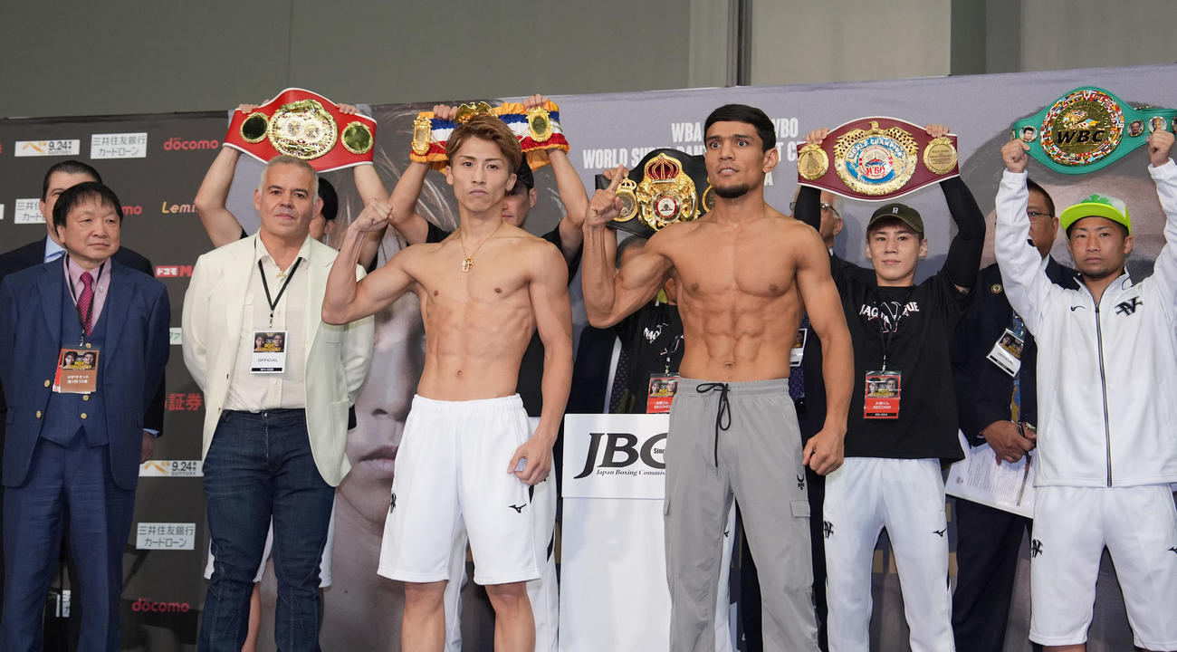 計量をクリアしポーズを決める井上（前列・左）とアフマダリエフ（撮影・森本幸一）