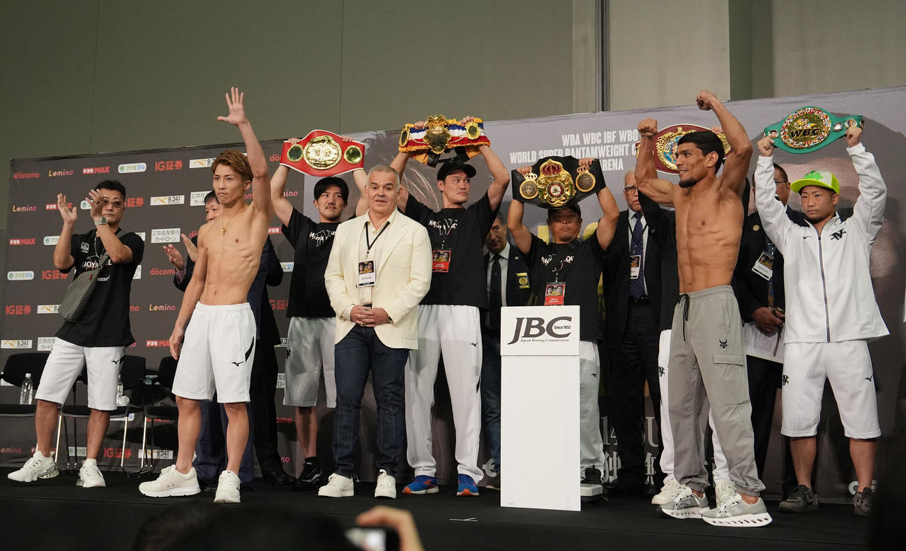 計量をクリアし観客の声援に応える井上（前列・左）とアフマダリエフ（撮影・森本幸一）