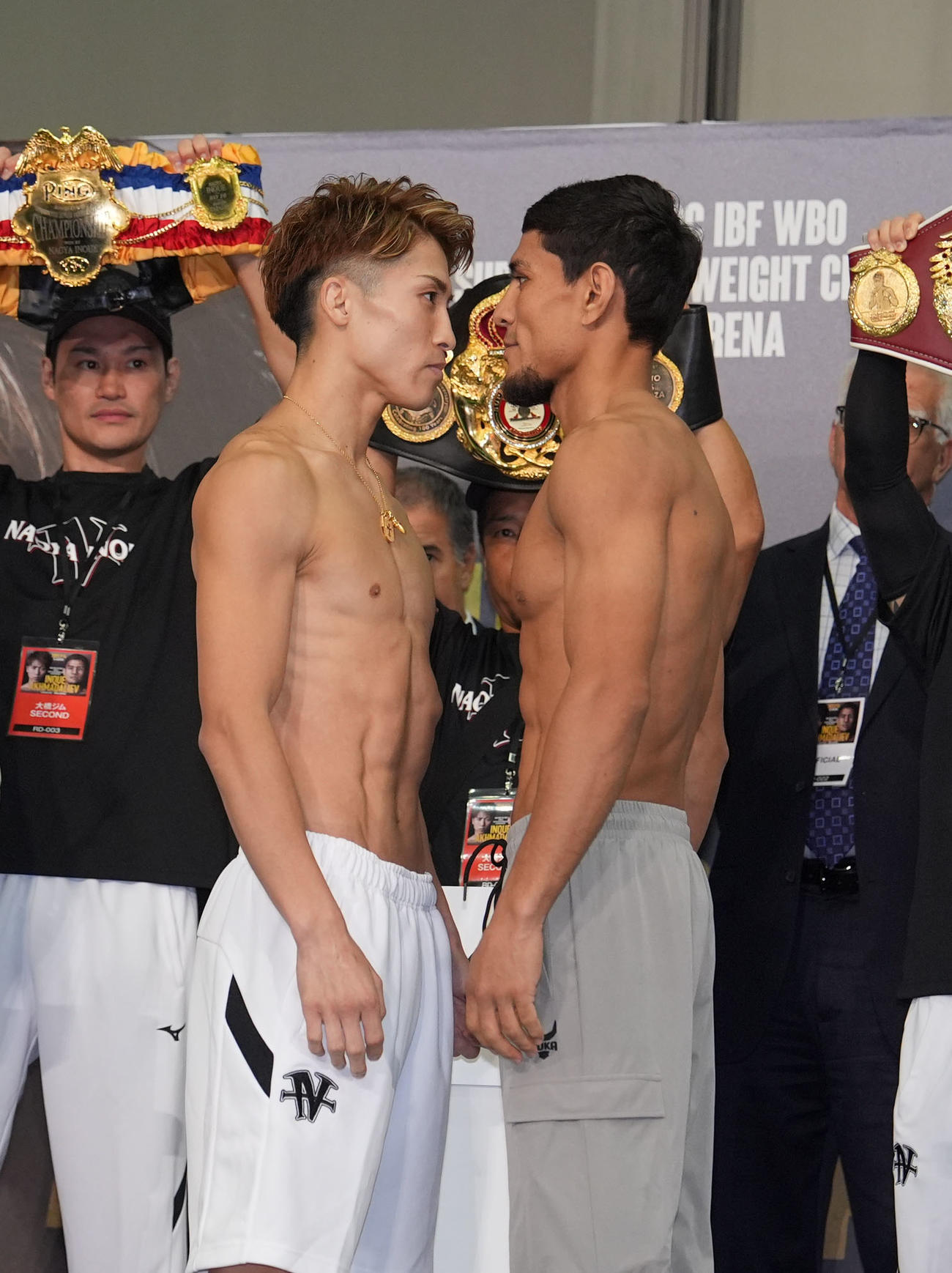 計量をクリアしフェイスオフをする井上（左）とアフマダリエフ（撮影・森本幸一）