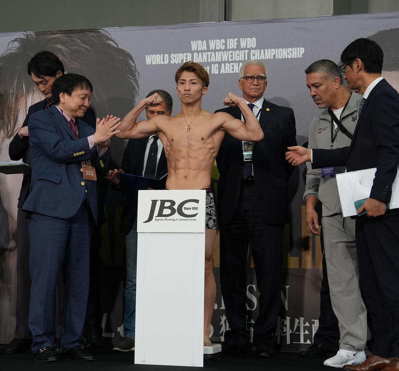 井上（中央）は計量をクリアしガッツポーズ（撮影・森本幸一）