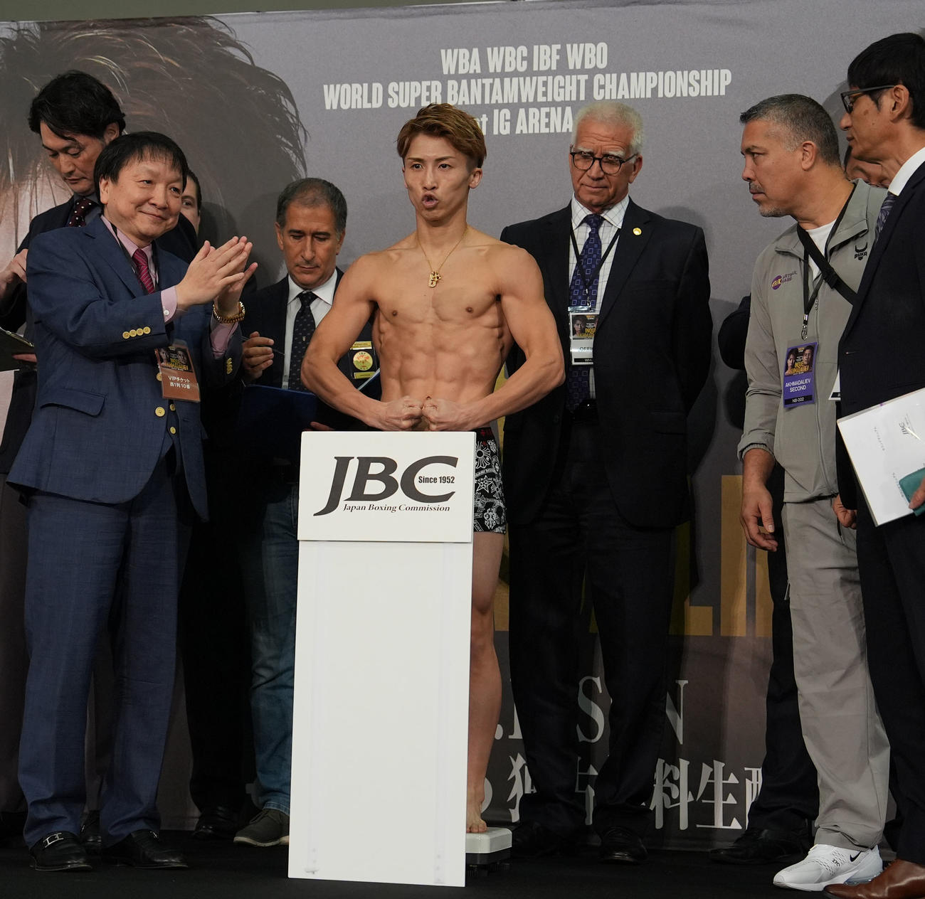 井上（中央）は計量をクリアしポーズを決める（撮影・森本幸一）