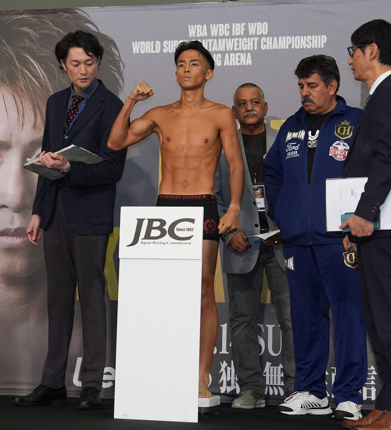 武居（左から2人目）は計量をクリアしポーズを決める（撮影・森本幸一）