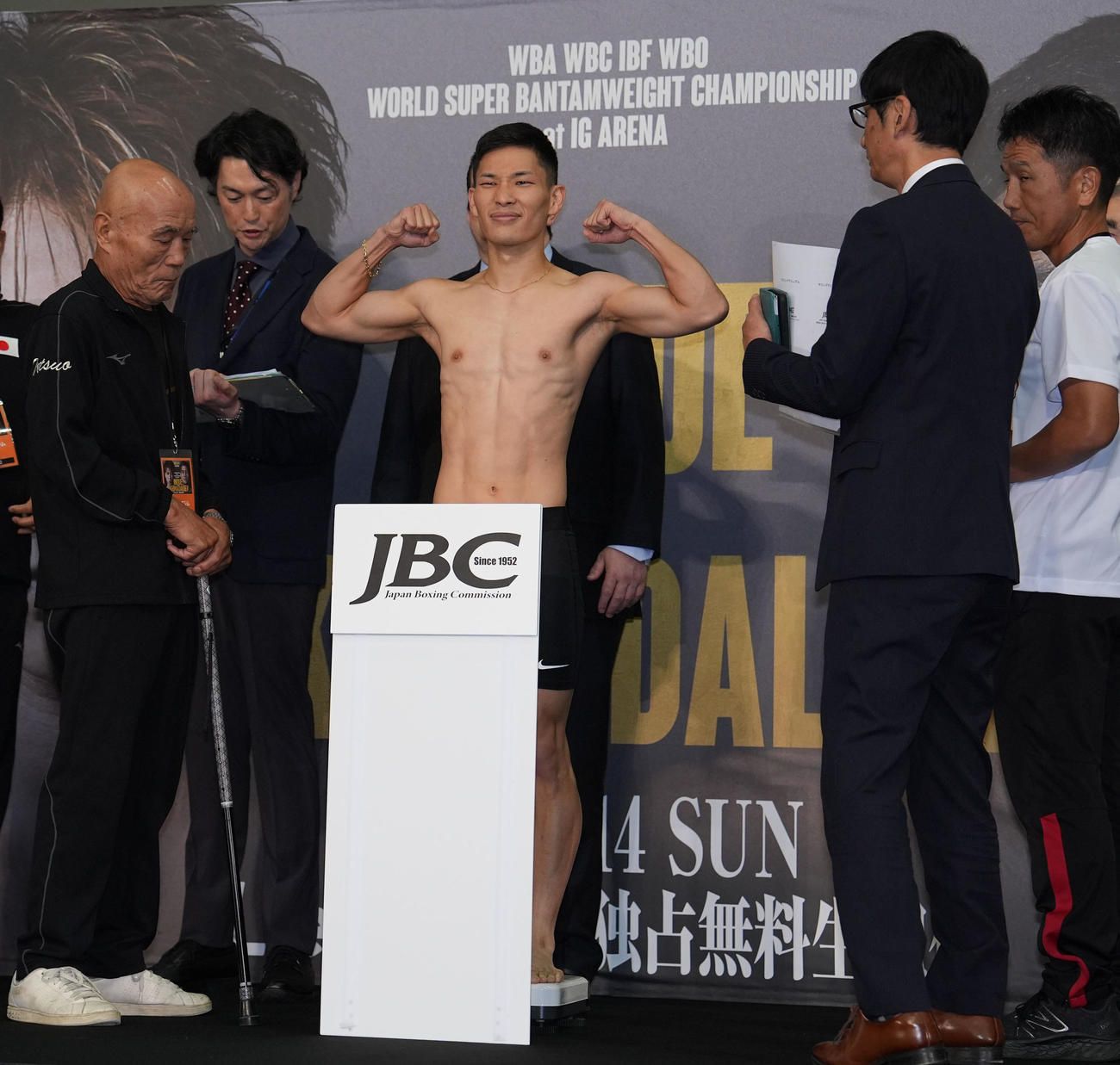 松本（中央）は計量をクリアしポーズを決める（撮影・森本幸一）