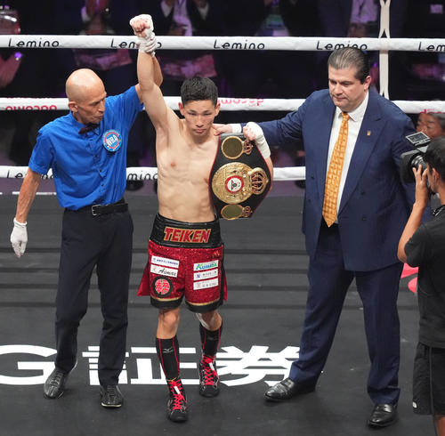 松本（中央）は新王者となりベルトを手にする（撮影・森本幸一）