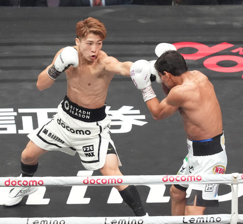 1回、井上（左）はアフマダリエフにパンチを放つ（撮影・森本幸一）