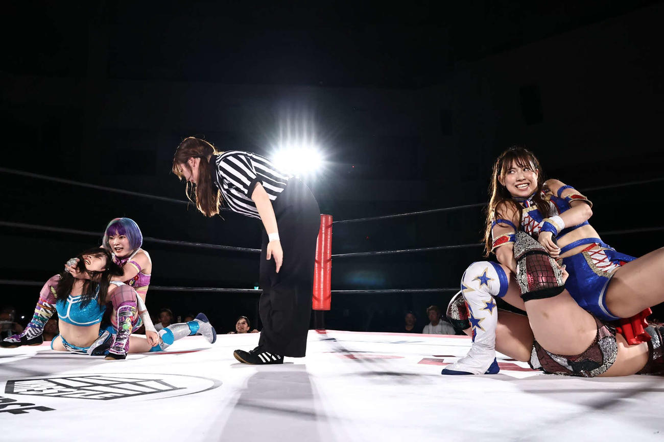 遠藤有栖（左）が風城ハルをキャメルクラッチで捕らえ、荒井優希は山下実優にサソリ固めを決めた