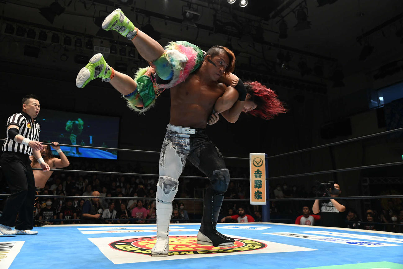 石森太二に回された高橋ヒロム（C）新日本プロレス