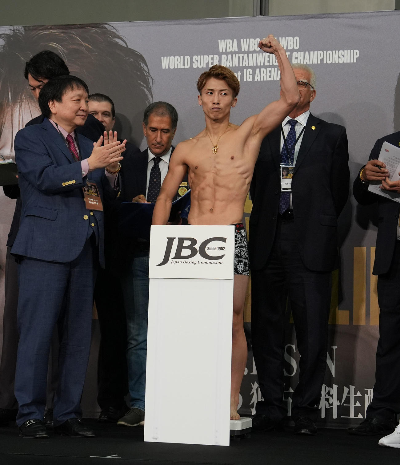 井上（中央）は前日計量をクリアし拳を上げる（撮影・森本幸一）