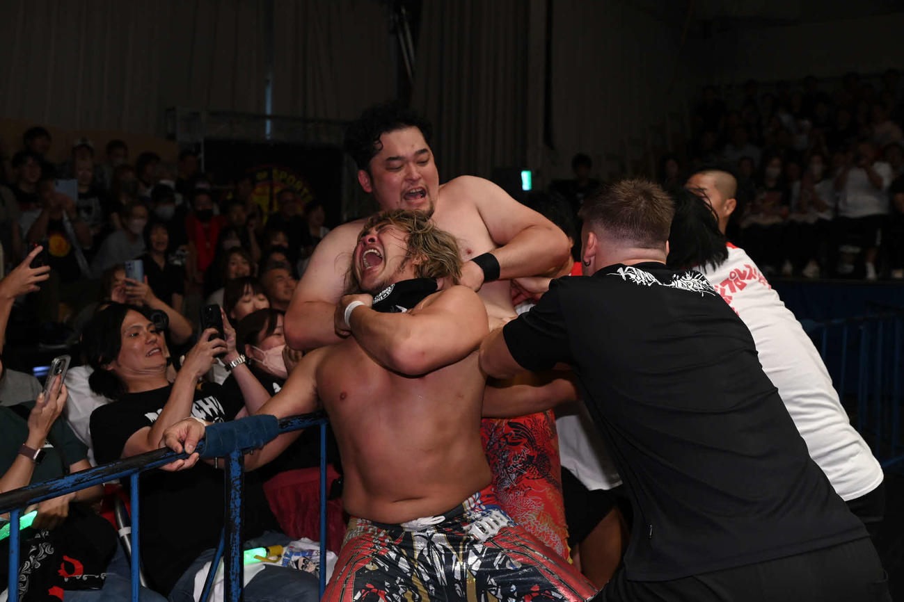 試合後も矢野通に暴行された棚橋弘至（C）新日本プロレス