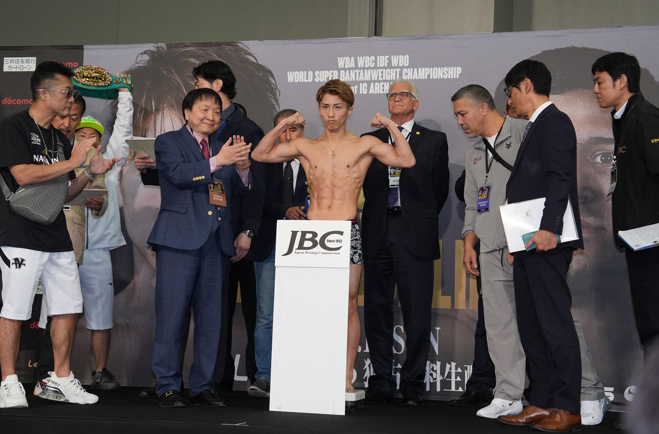 井上（中央）は計量をクリアしガッツポーズ（撮影・森本幸一）
