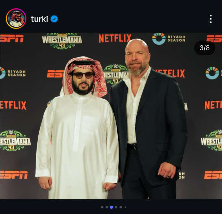 27年レッスルマニア43のサウジ開催を発表したWWEのトリプルH（右）。左はサウジアラビア総合娯楽庁トゥルキ・アラルシク長官（アラルシク長官のインスタグラムから）