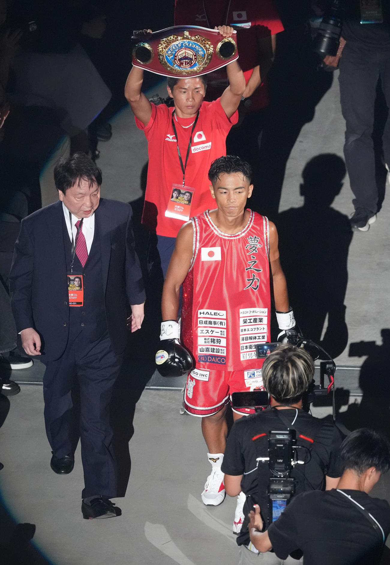 武居（右）は大橋会長らと入場する（撮影・森本幸一）