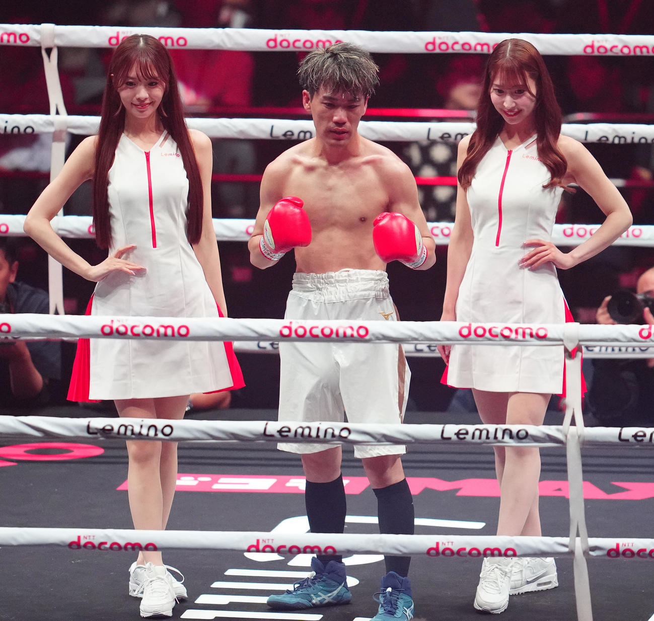 名和に2回TKO勝ちした綾野。左は松田蘭、右は相沢明日加（撮影・鈴木みどり）
