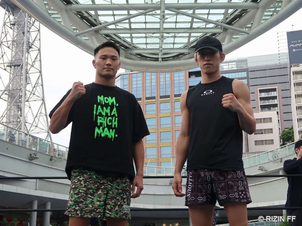 対戦する高木凌（左）と三宅輝砂