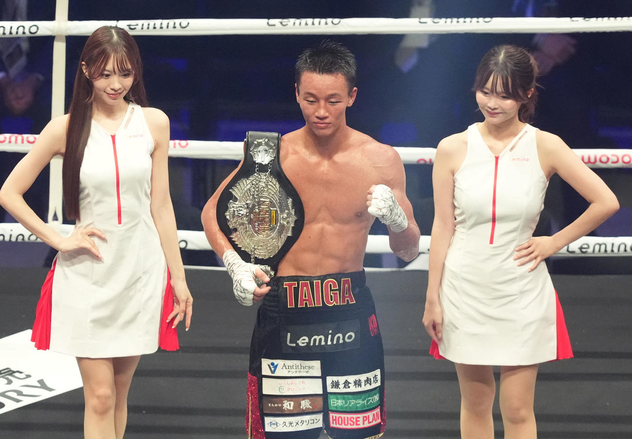 今永（中央）は村上に判定勝利しベルトを肩にかけポーズを決める（撮影・森本幸一）