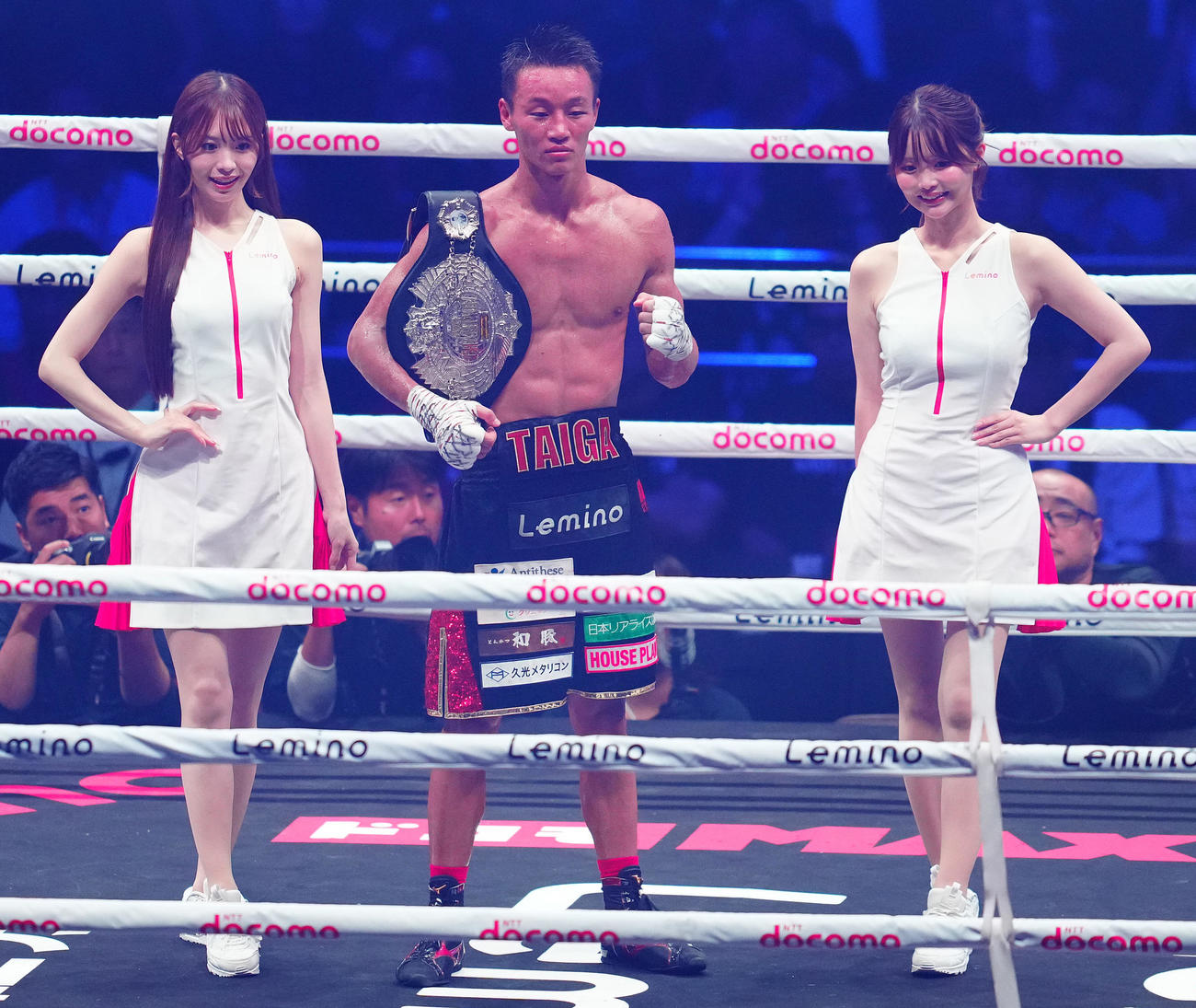 判定勝ちで日本ライト級新王者となった今永。左は松田蘭、右は吉田恵美（撮影・鈴木みどり）