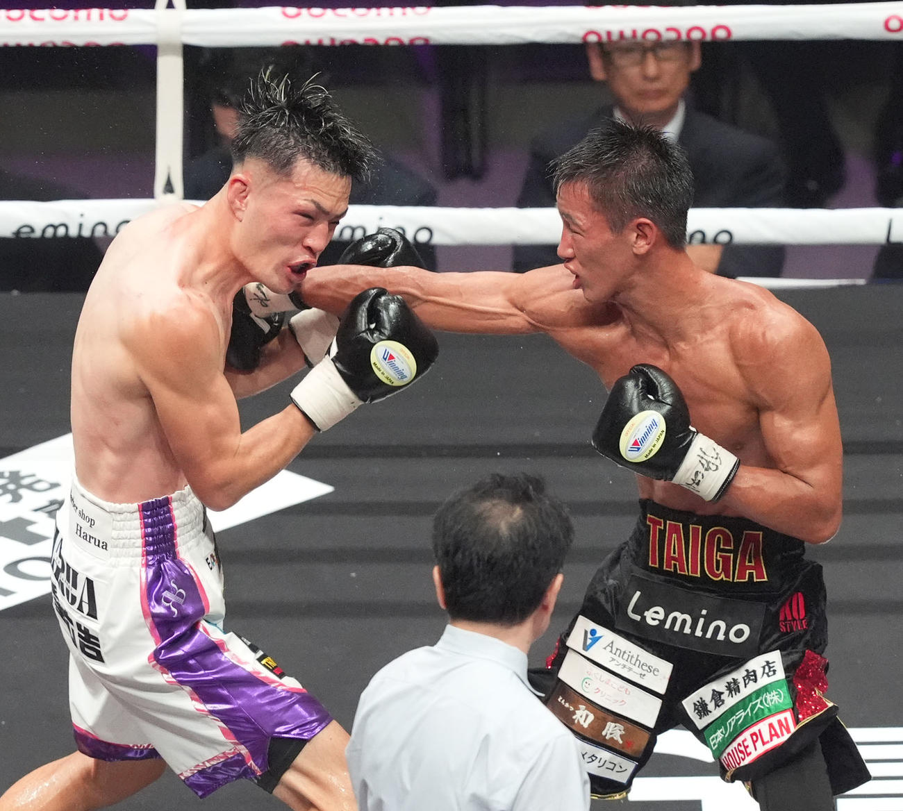 10回、今永虎雅（右）は村上雄大にパンチを放つ（撮影・森本幸一）
