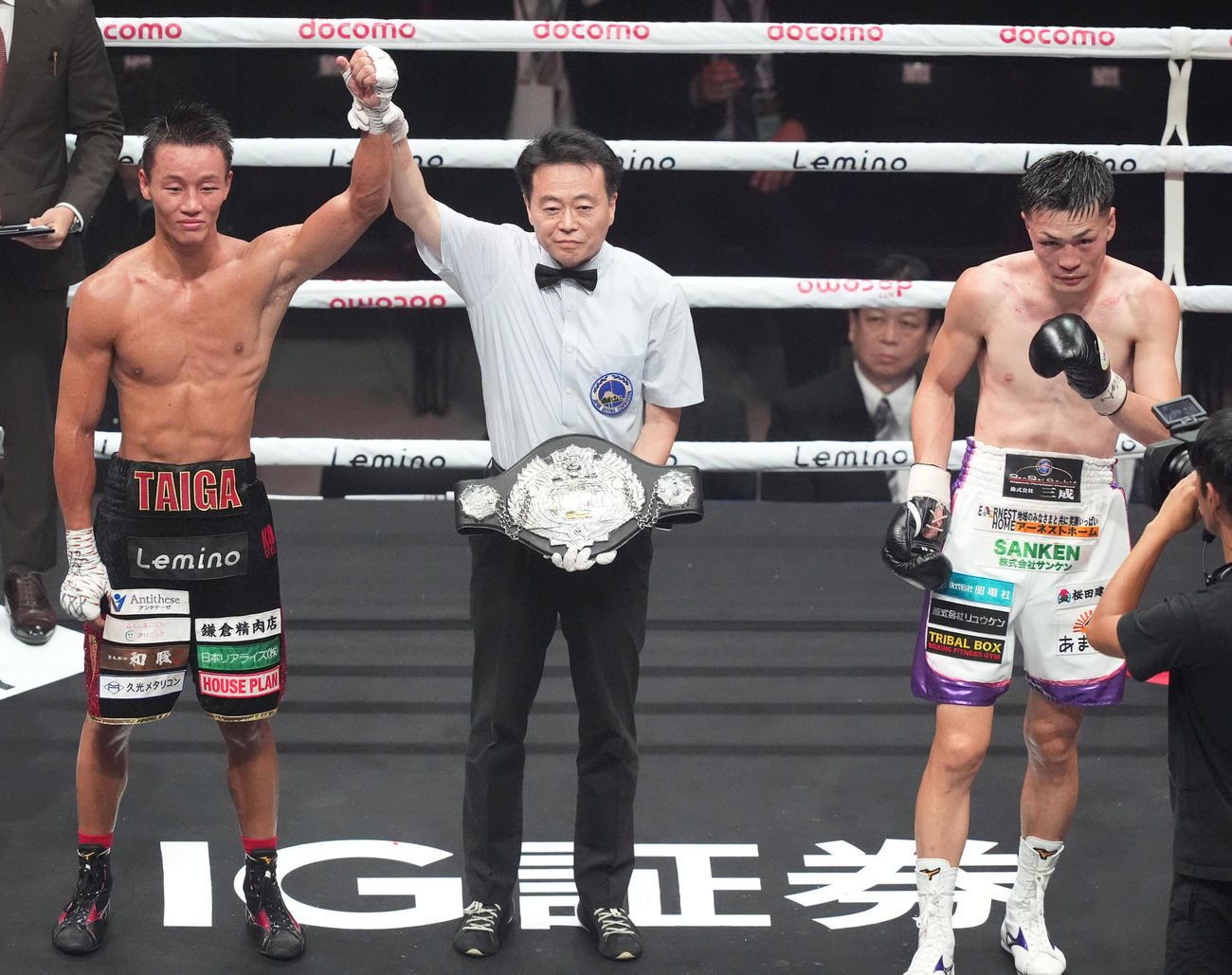今永（左）は村上に判定勝利する（撮影・森本幸一）
