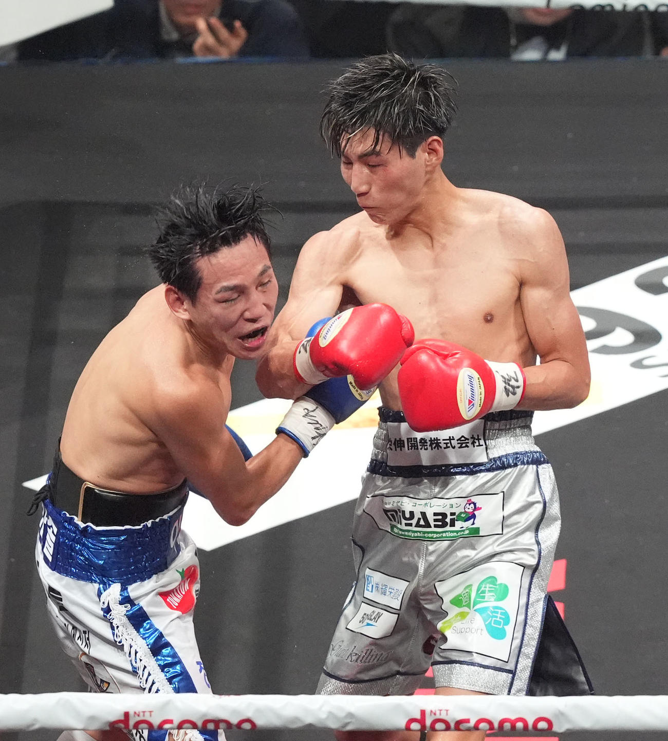 8回、下町（右）はリー・ハンソルにパンチを放つ（撮影・森本幸一）
