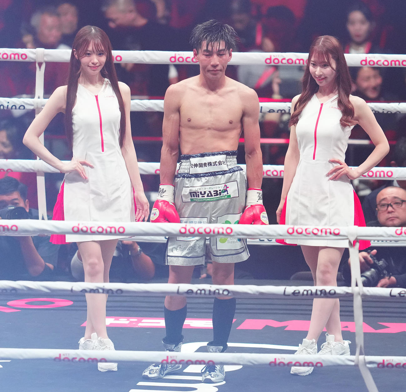 リー・ハンソルに判定勝ちした下町。左は松田蘭、右は相沢明日加（撮影・鈴木みどり）