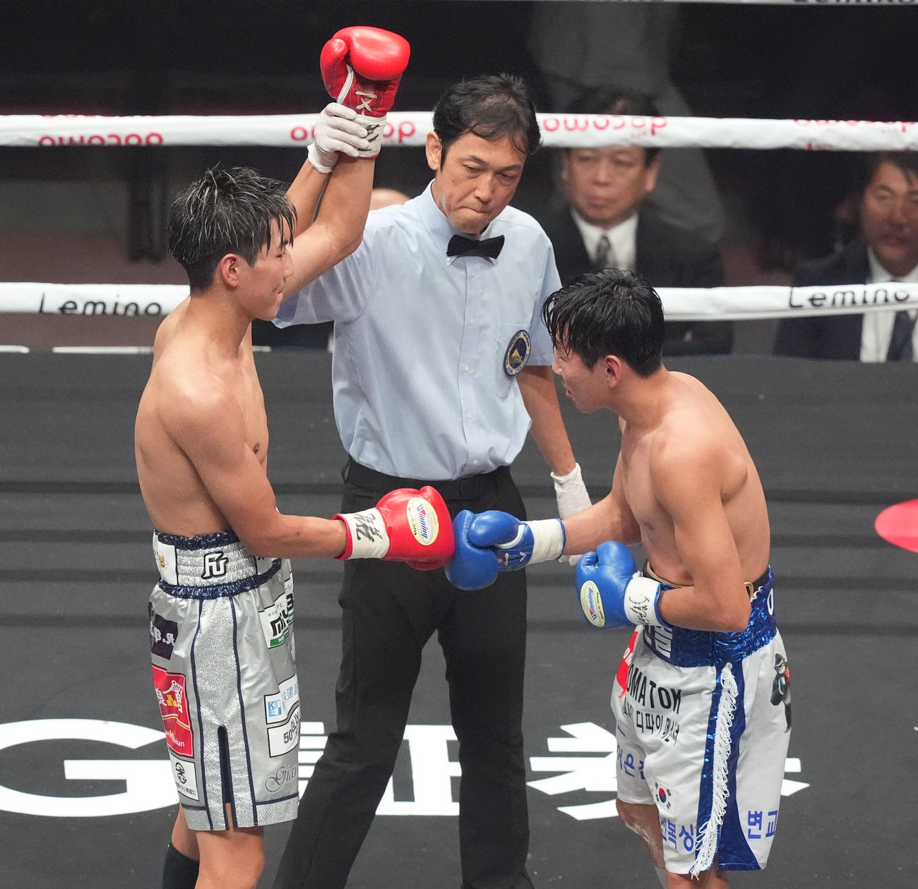 下町（左）はリー・ハンソルに判定勝利する（撮影・森本幸一）