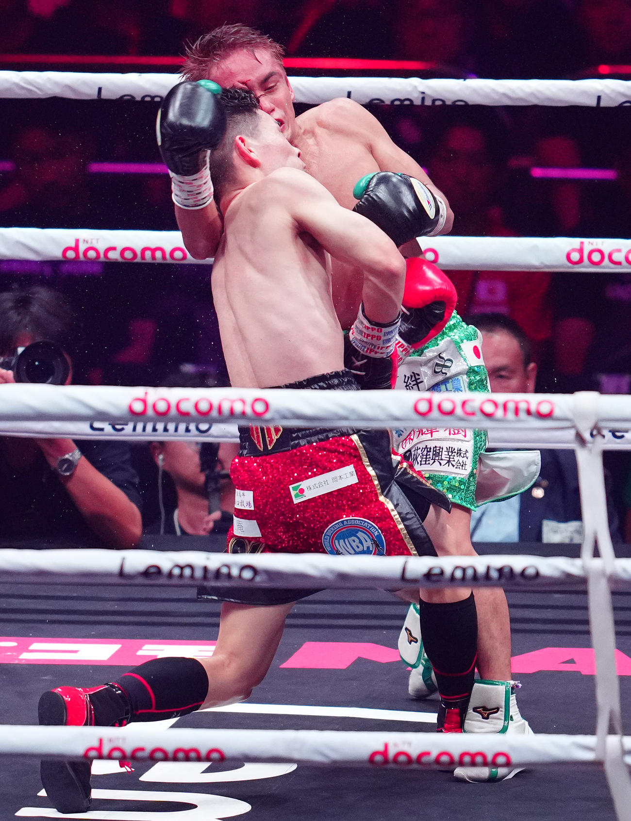 5回、高田（後方）の顔に松本の頭がぶつかる（撮影・鈴木みどり）