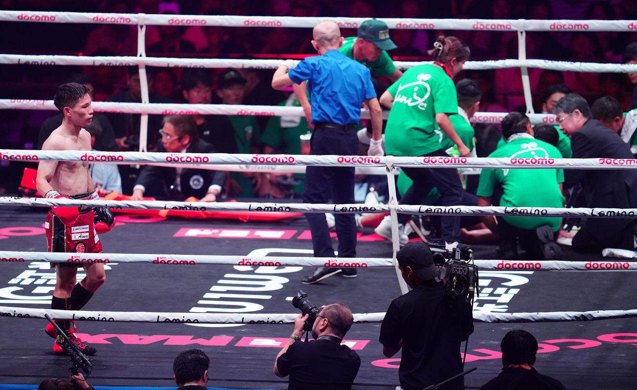 5回、倒れ込んだ高田の元に担架が運ばれる。左は松本（撮影・鈴木みどり）