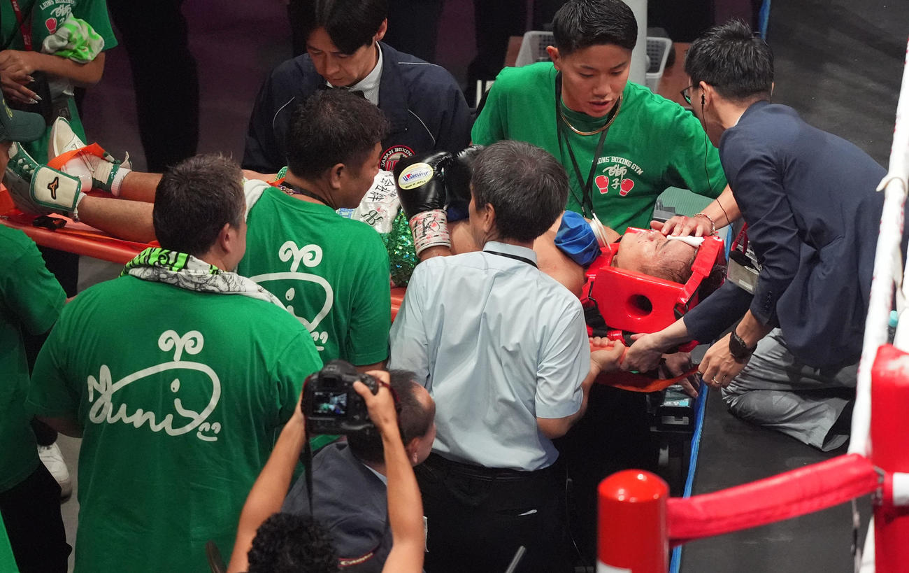 5回、高田はバッティングによる負傷で試合続行不可能となり担架で退場する（撮影・森本幸一）