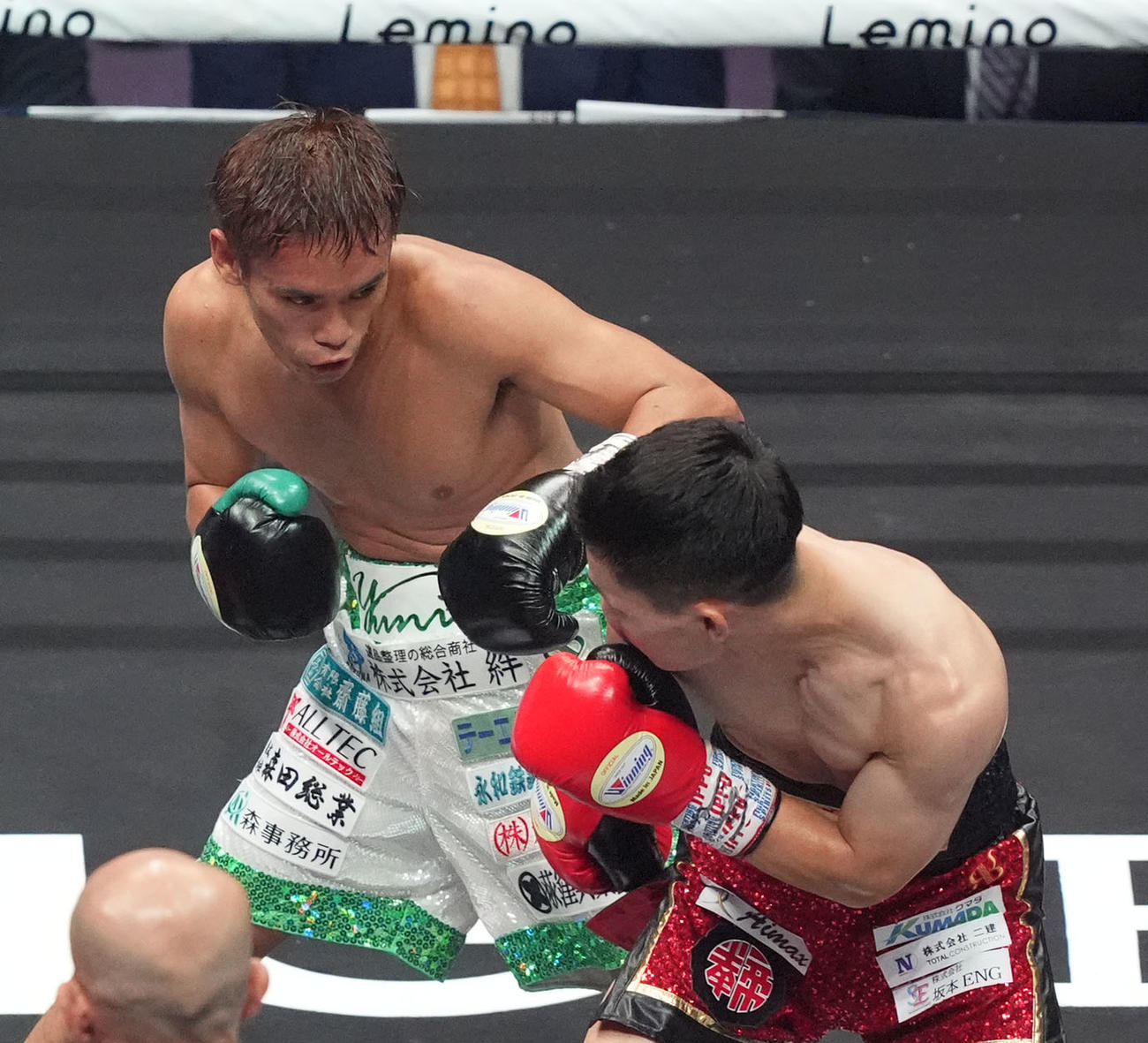 3回、高田（左）は松本にパンチを放つ（撮影・森本幸一）