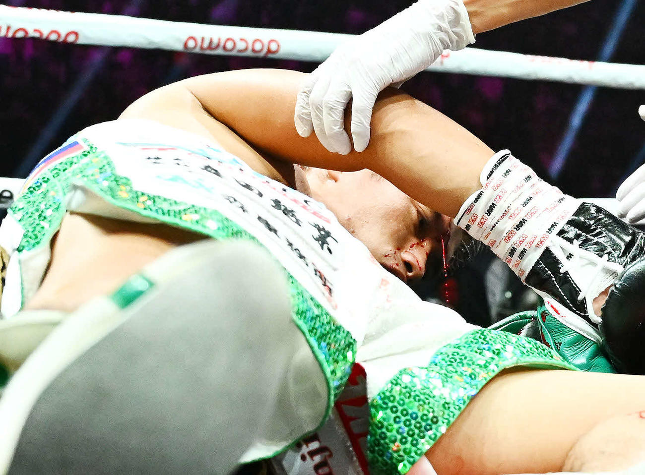 5回、松本とのバッティングで負傷した高田（撮影・滝沢徹郎）